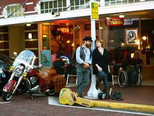 Roy Schneider & Kim Mayfield on street